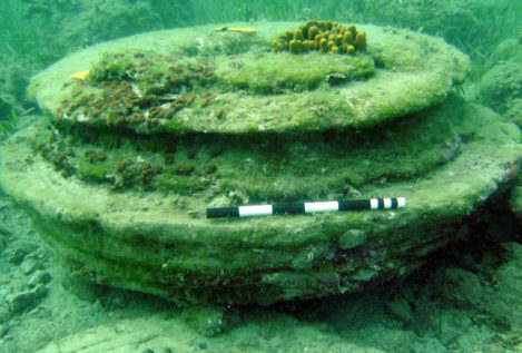 Buzos descubren bajo el agua lo que parece ser una antigua isla griega