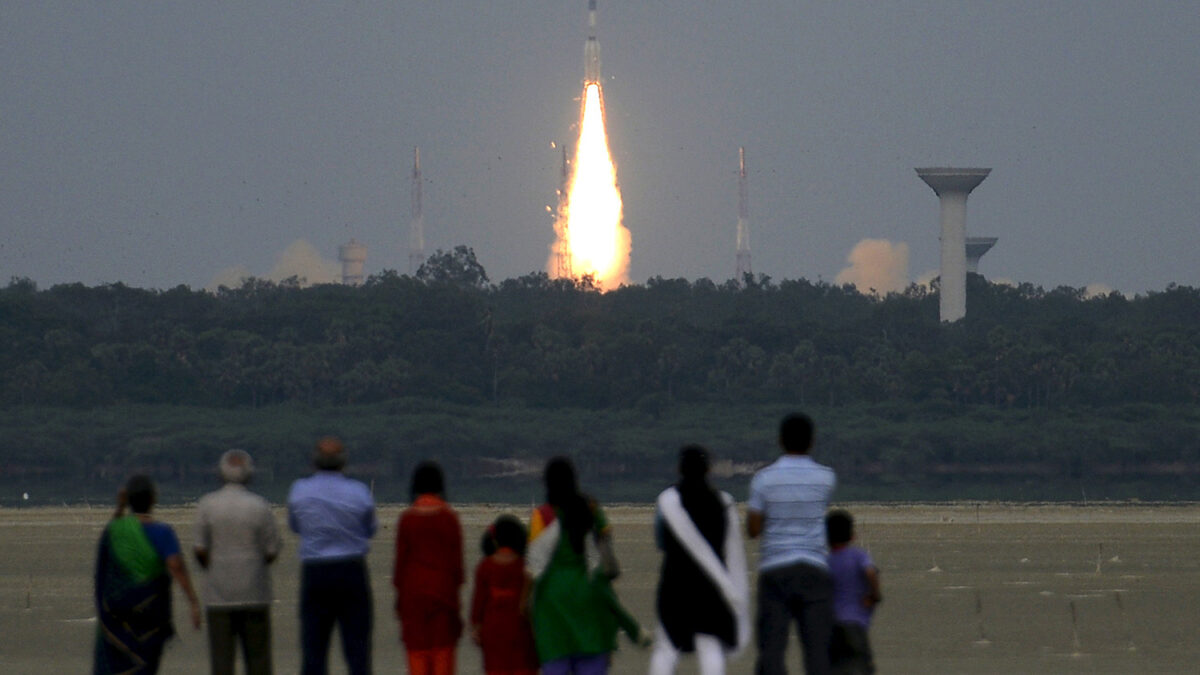 India lanza con éxito al espacio 20 satélites en un solo cohete