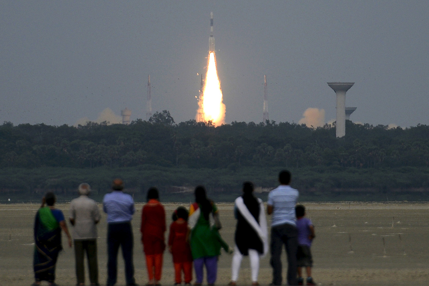 India lanza con éxito al espacio 20 satélites en un solo cohete