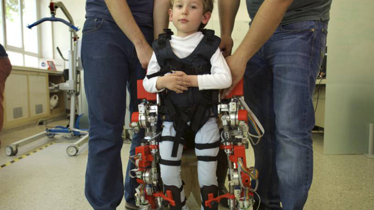 Científicos españoles crean el primer exoesqueleto para niños con paraplejia