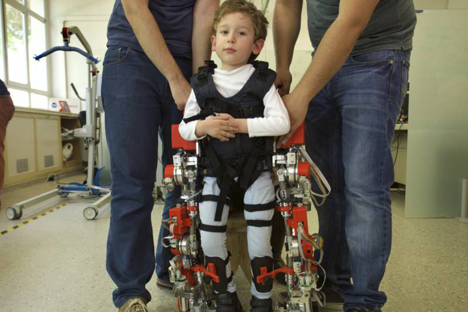 Científicos españoles crean el primer exoesqueleto para niños con paraplejia