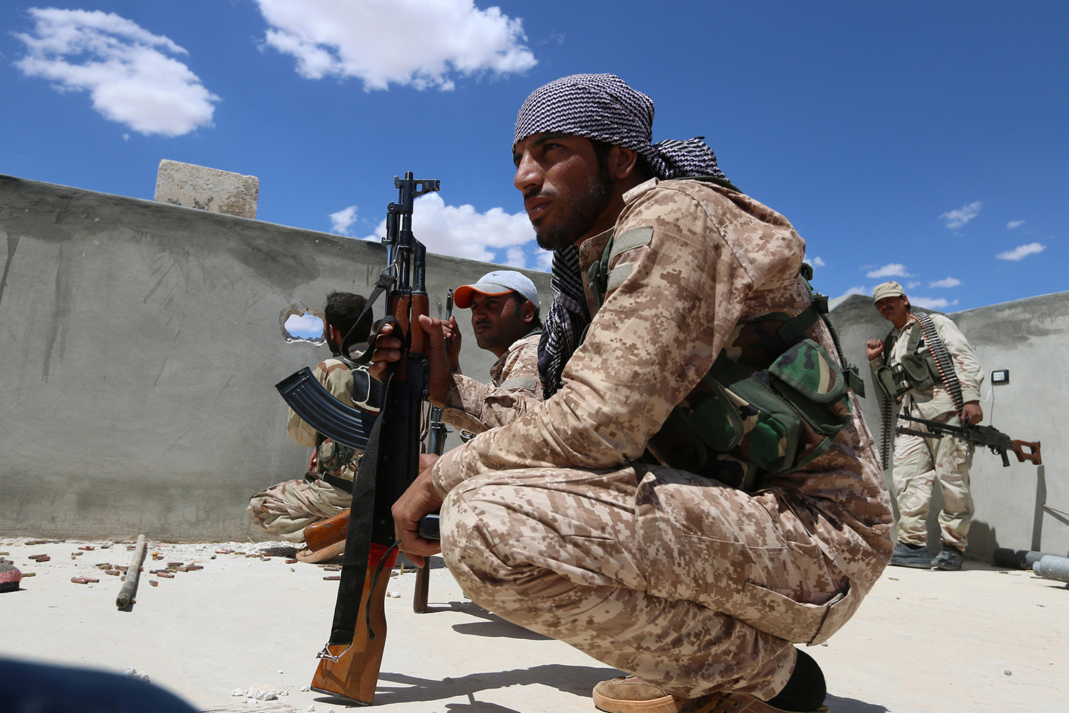 El Estado Islámico lanza contraofensiva para frenar avance de fuerzas del régimen en Al Raqa