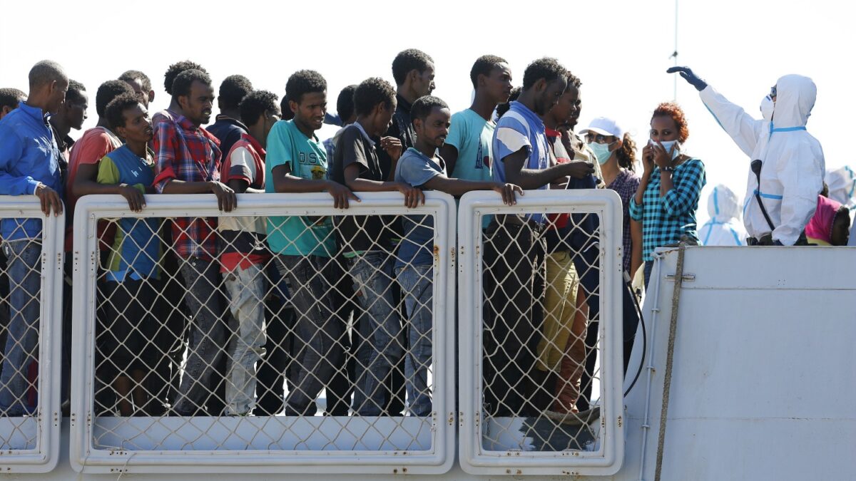 Italia recupera el barco hundido en 2015 con 700 inmigrantes a bordo