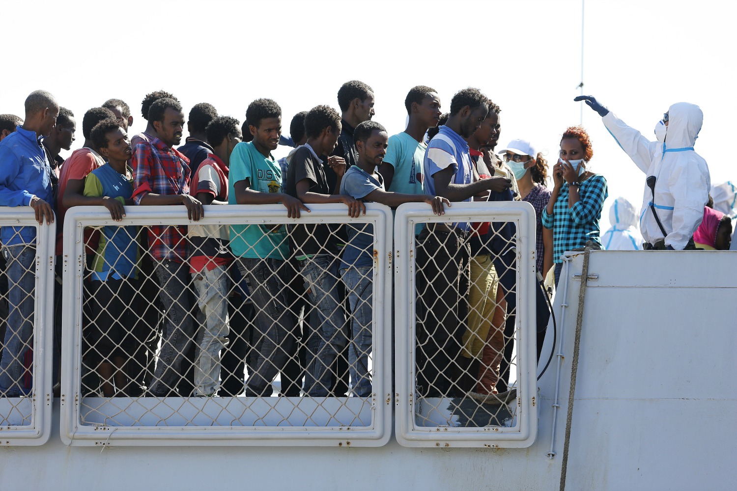 Italia recupera el barco hundido en 2015 con 700 inmigrantes a bordo