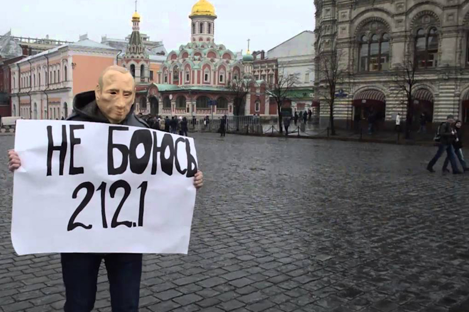 El hombre que desafía al Kremlin con una máscara de Vladimir Putin