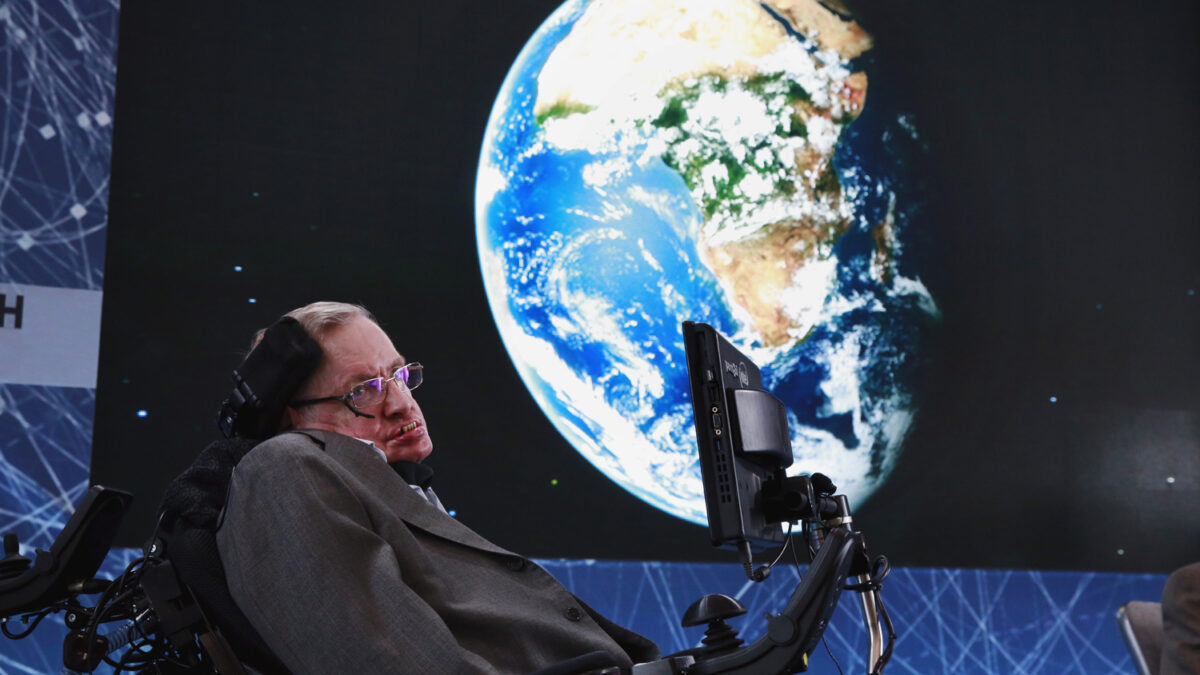 Hawking cree que el futuro de la humanidad está fuera de la Tierra