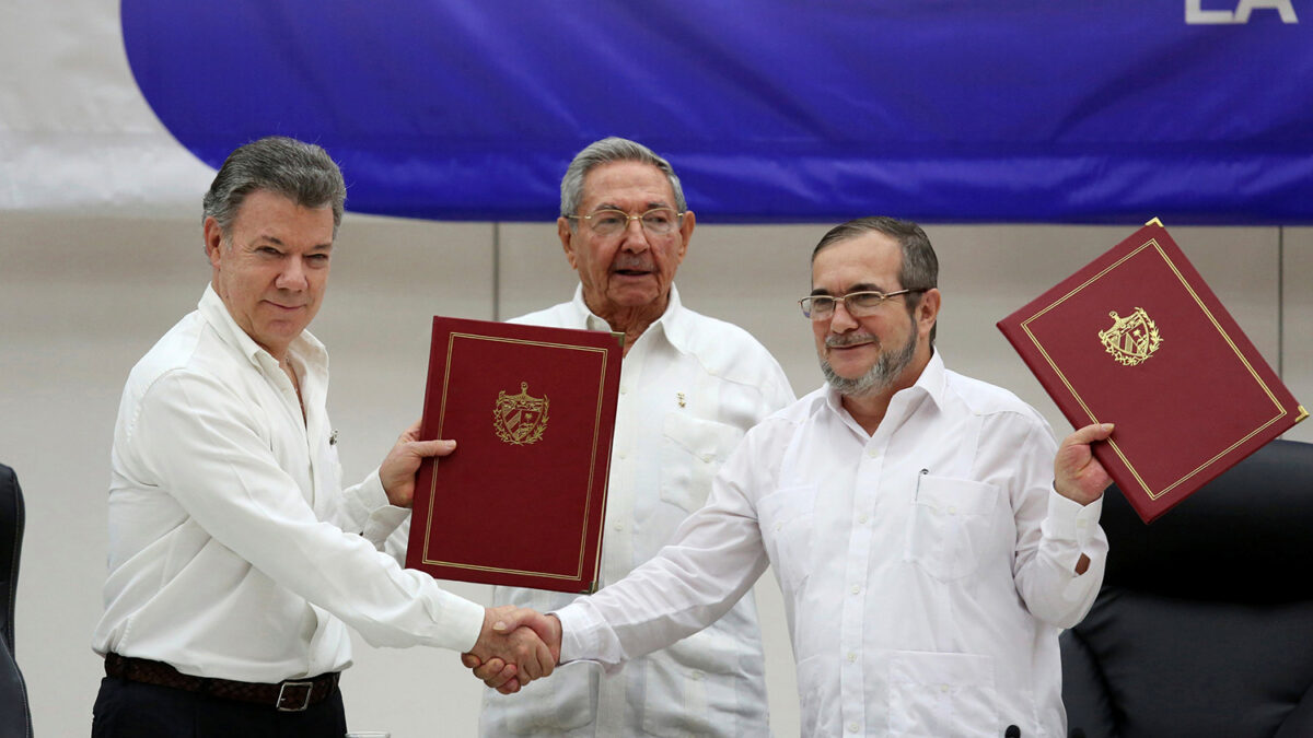 El Gobierno y las FARC firman el histórico acuerdo para el fin del conflicto en Colombia