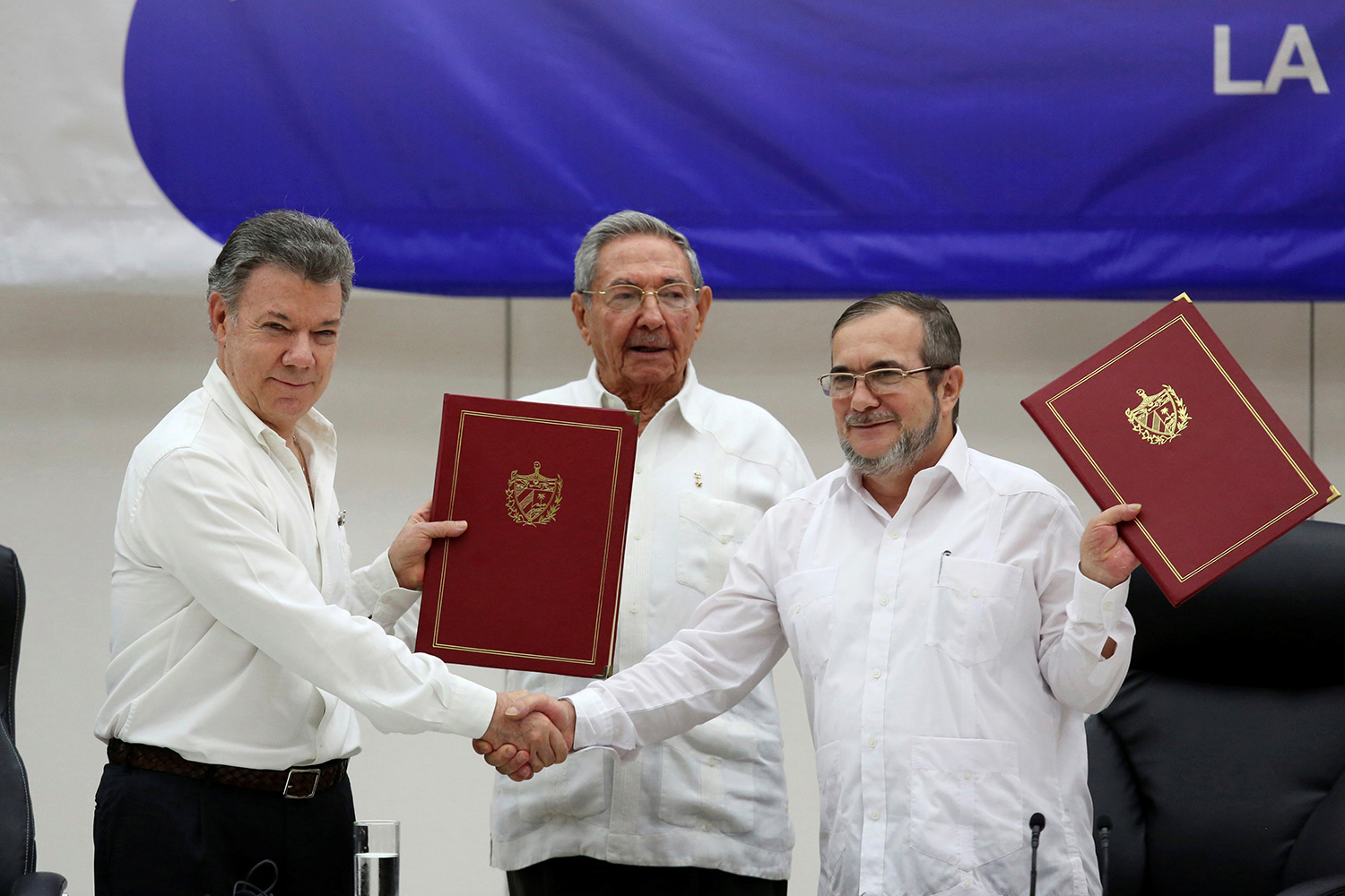 El Gobierno y las FARC firman el histórico acuerdo para el fin del conflicto en Colombia