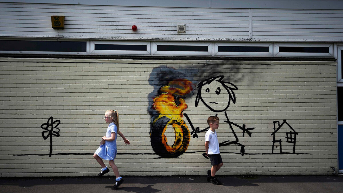 Banksy reaparece y se cuela en un colegio para dejar un mural