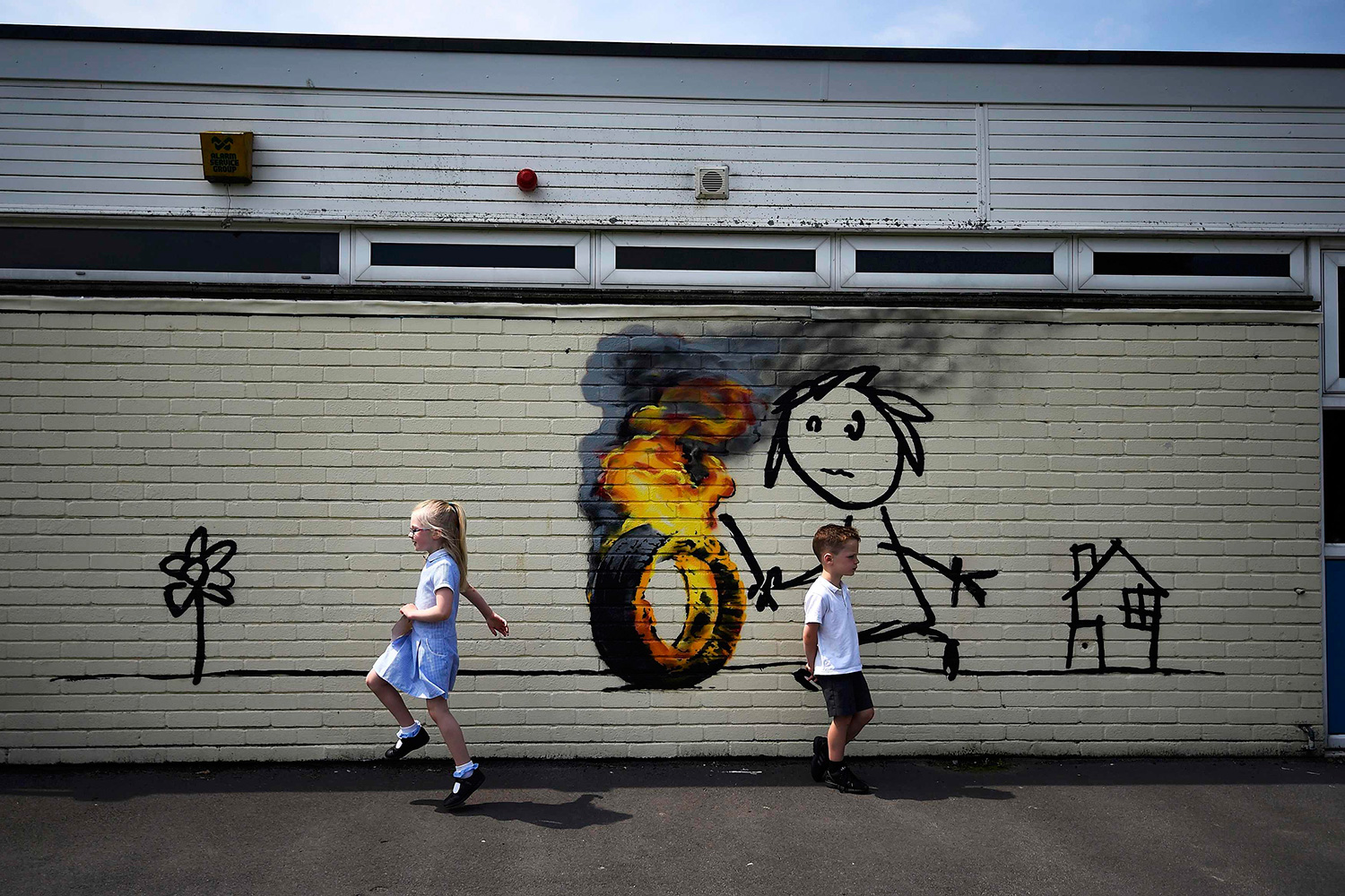Banksy reaparece y se cuela en un colegio para dejar un mural