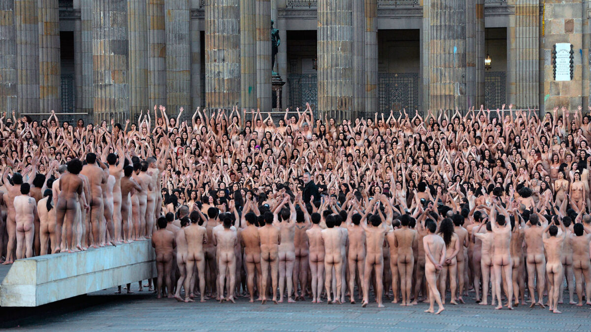 Tunick desnuda a más de 6.000 personas frente al Congreso de Colombia