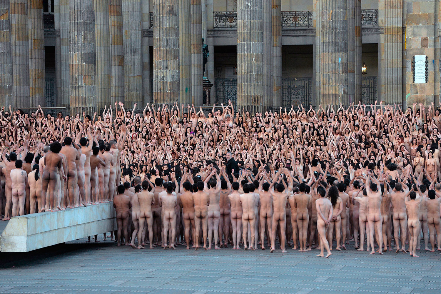 Tunick desnuda a más de 6.000 personas frente al Congreso de Colombia