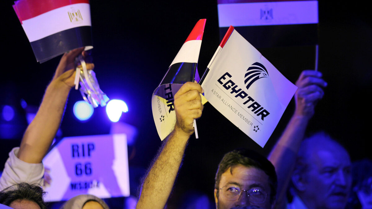 Encuentran la caja negra del avión de EgyptAir siniestrado