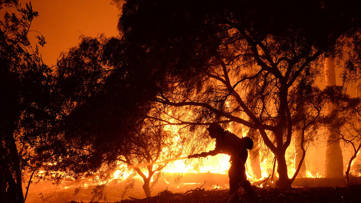 Un mortal incendio crece desmesuradamente en California