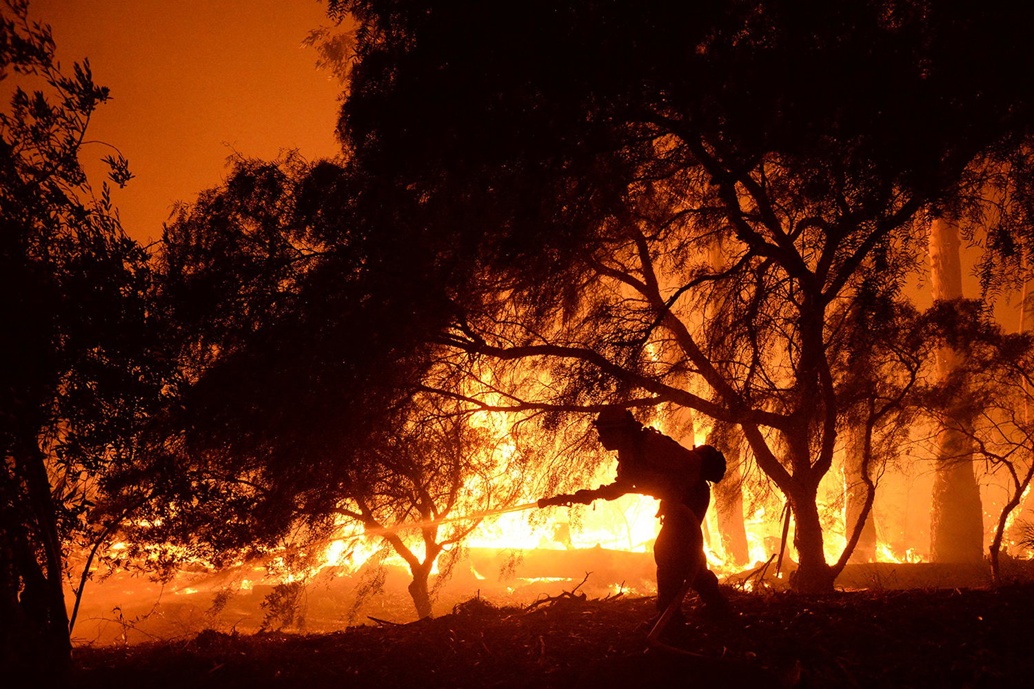 Un mortal incendio crece desmesuradamente en California