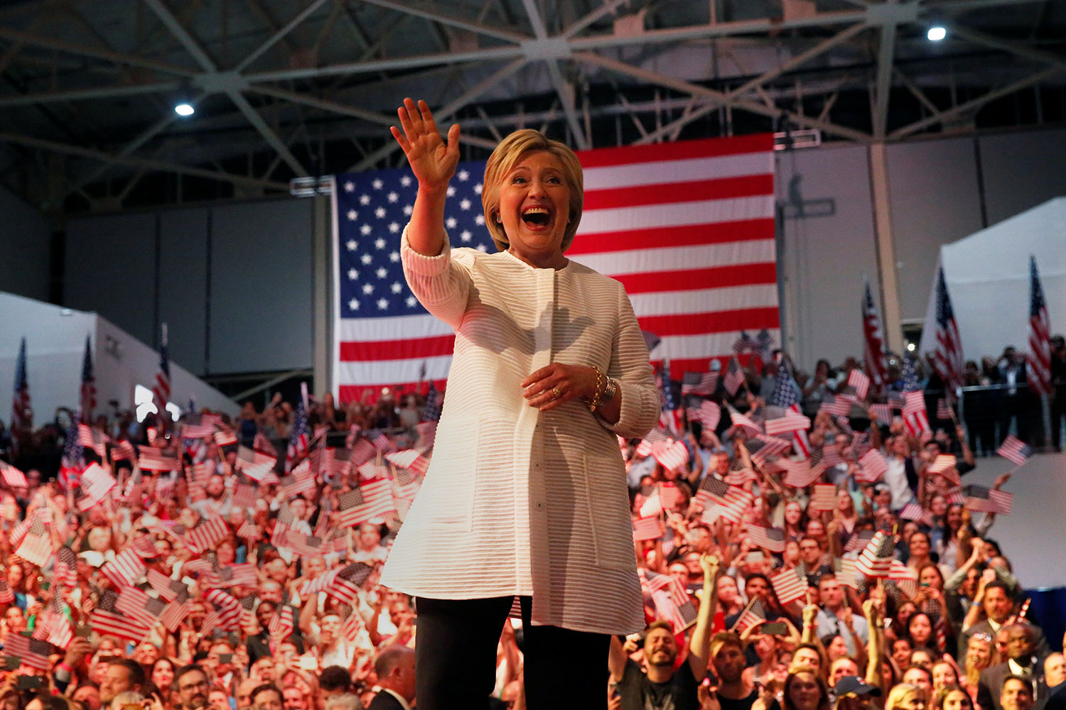 Clinton gana la nominación demócrata: «Hemos logrado un hito»