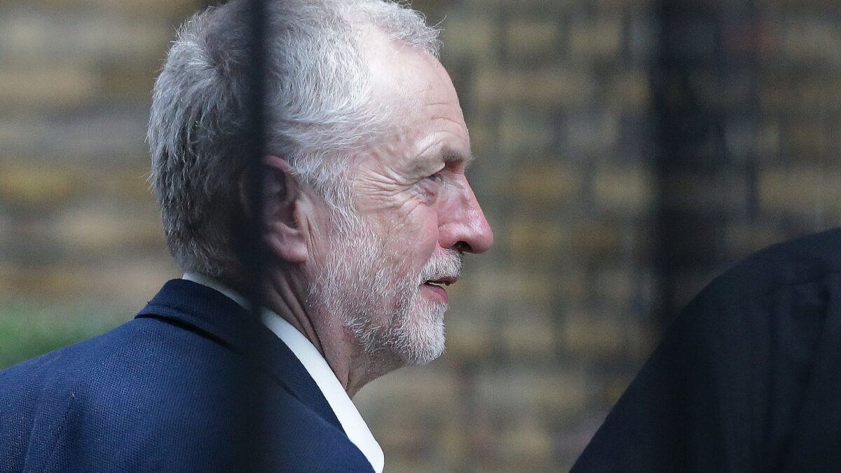 Corbyn no dimite pese a perder la moción de confianza del Partido Laborista tras el Brexit