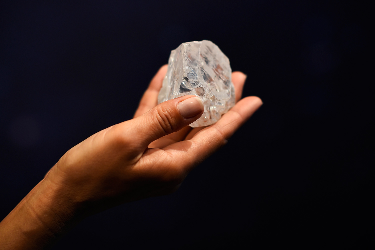 Lesedi la Rona Алмаз. Алмаз неограненный камень. Самый большой Алмаз в мире.