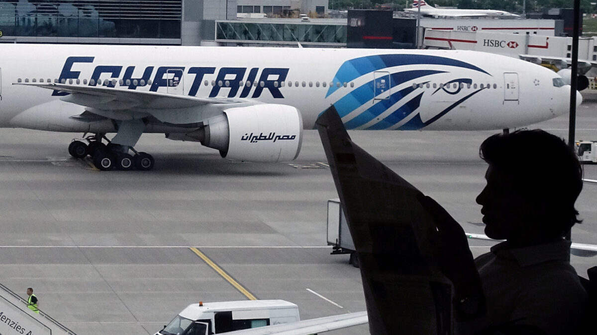 EgyptAir no acaba de despegar: un avión realiza un aterrizaje forzoso por amenaza de bomba