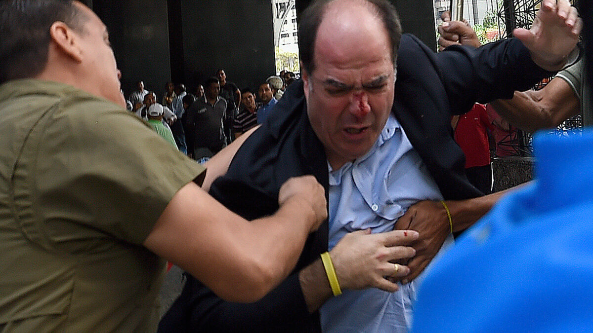 Golpean en Venezuela a diputados opositores a las puertas del Centro Nacional Electoral