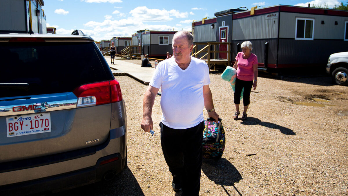 Comienzan a regresar los miles de evacuados por el incendio que arrasó Fort McMurray