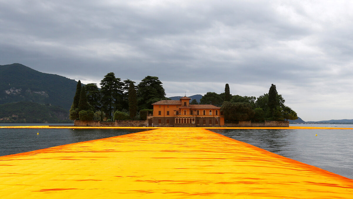 El artista Christo hace posible caminar sobre el agua