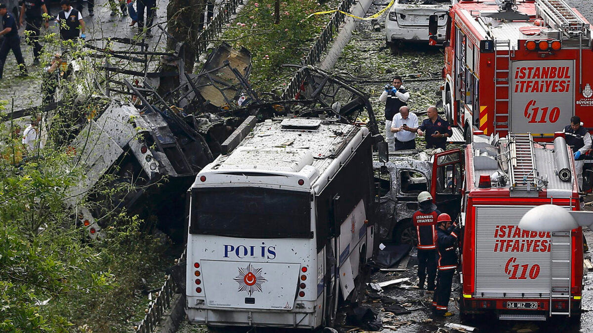 11 muertos en un atentado con bomba contra un autobús policial en Estambul
