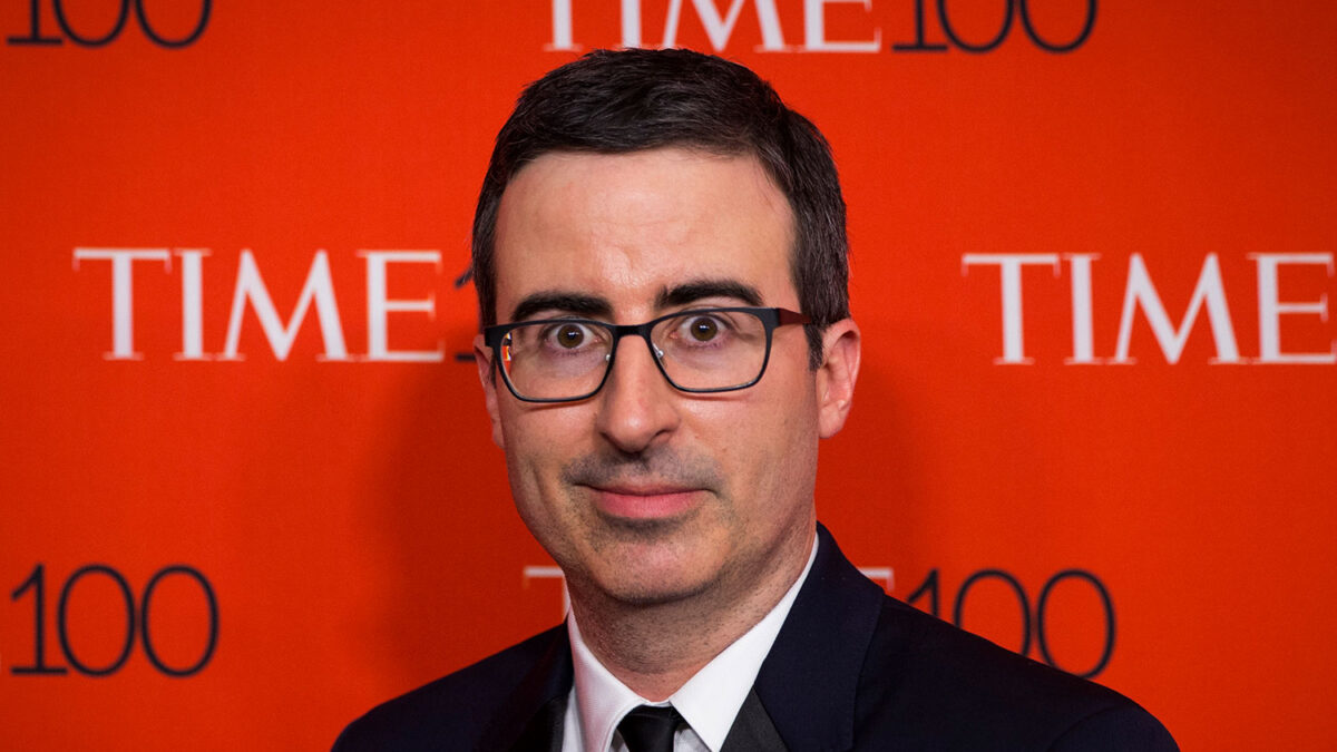 El presentador John Oliver compra la deuda médica de 9.000 personas que debían 15 millones de dólares