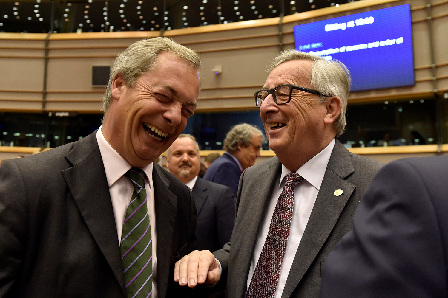 Juncker a Farage en el Parlamento Europeo: "¿Por qué está aquí?"