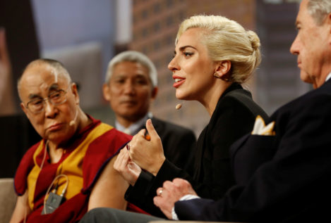 Vetan a Lady Gaga en China por su reunión con el Dalai Lama