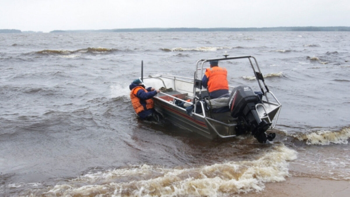 Catorce niños mueren al volcar dos botes en un lago ruso