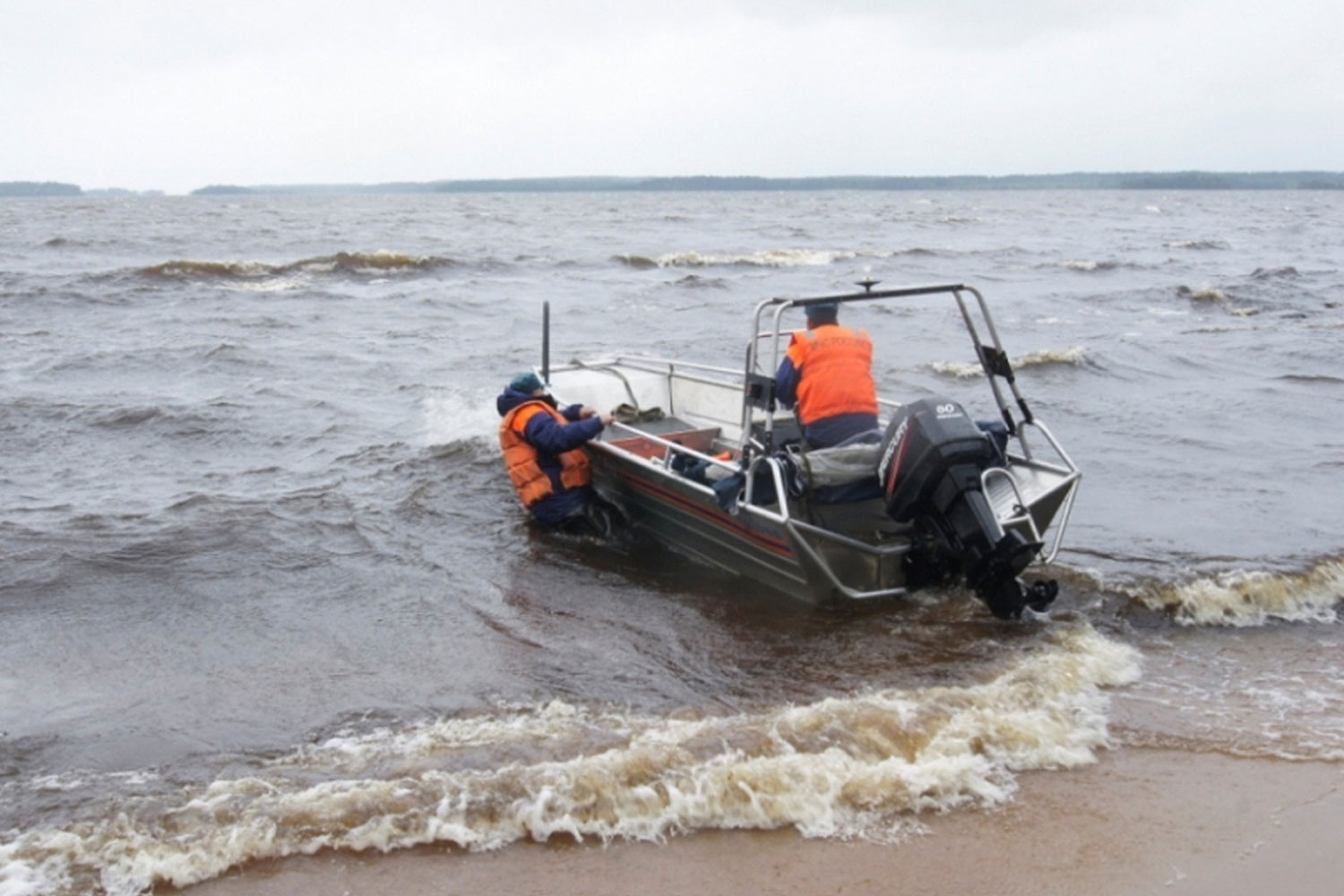Catorce niños mueren al volcar dos botes en un lago ruso