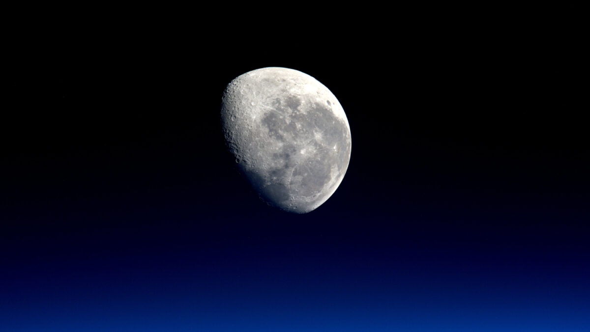 ¿Cómo se formó agua en la Luna?