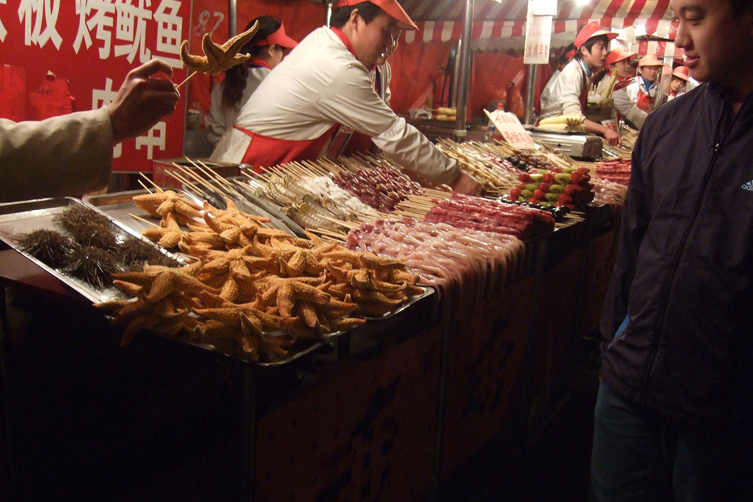 El mercado 'de los bichos' de Pekín echa el cierre
