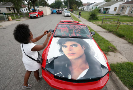 Un informe policial revela "repugnantes imágenes" de Michael Jackson con niños en "actos sadomasoquistas"