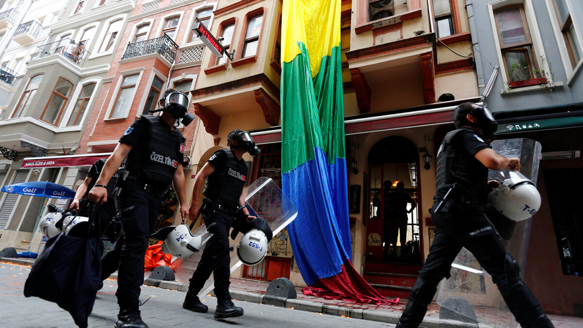 Represión brutal de la Policía turca en el Orgullo Gay de Estambul