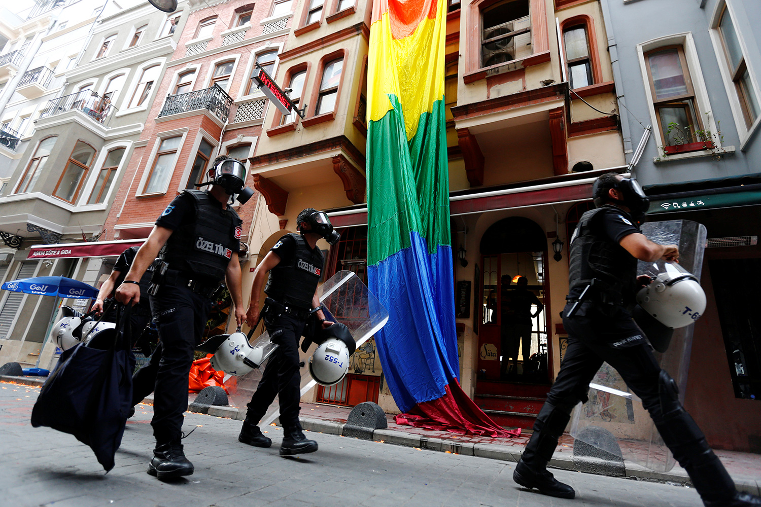 Represión brutal de la Policía turca en el Orgullo Gay de Estambul