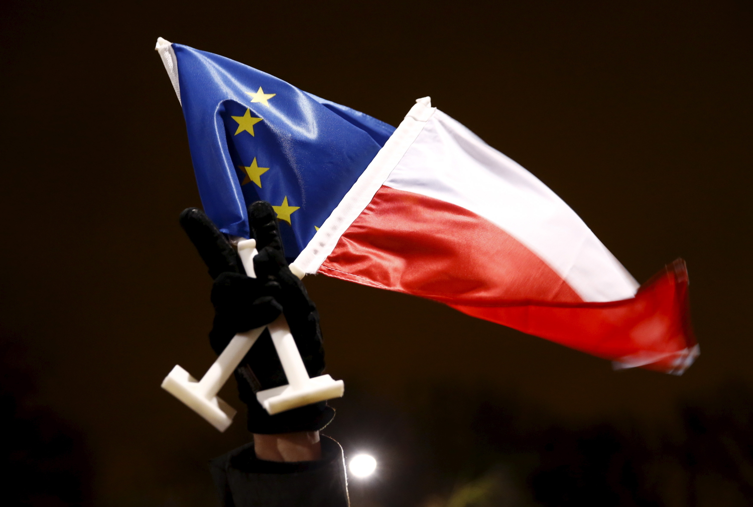 Bruselas llama la atención a Polonia por su viraje autoritario