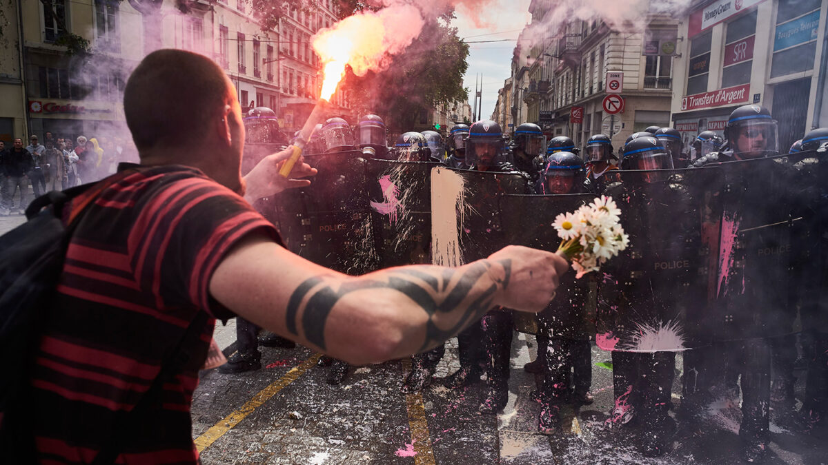 Decenas de miles de personas marchan contra la reforma laboral de Hollande en plena Eurocopa