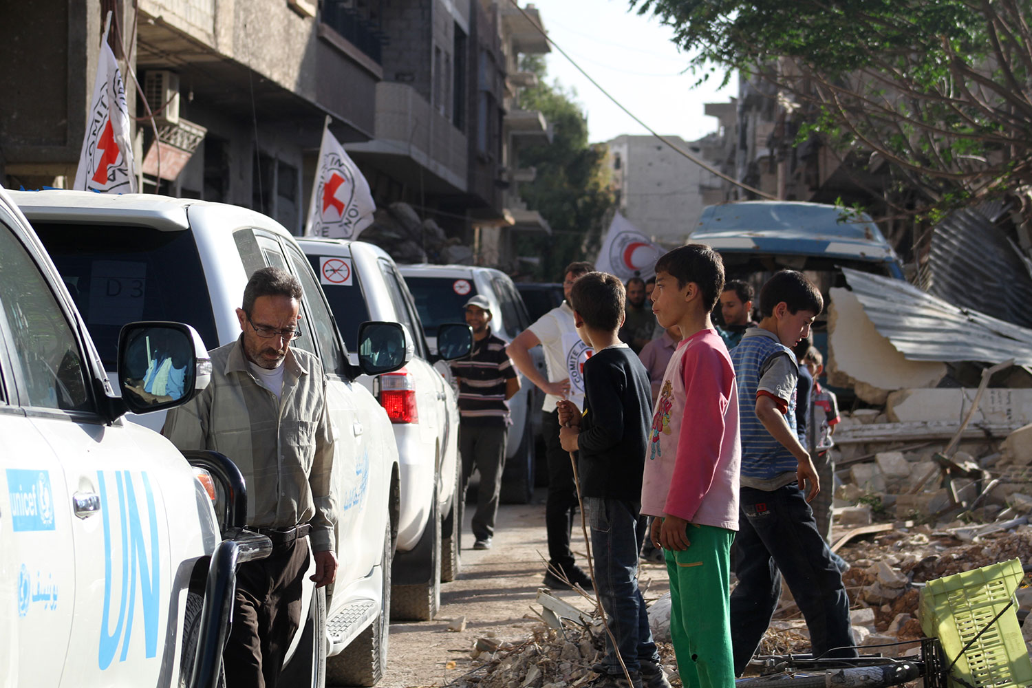 La ciudad siria de Daraya recibe el primer convoy de ayuda humanitaria desde 2012