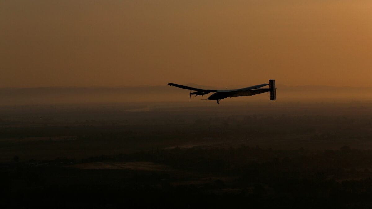 Aterriza con éxito en Sevilla el primer avión solar tras cruzar el Atlántico