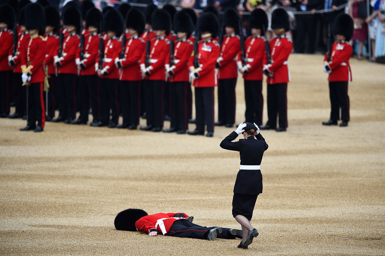 Un soldado de la guardia de la reina Isabel II se desploma en pleno desfile