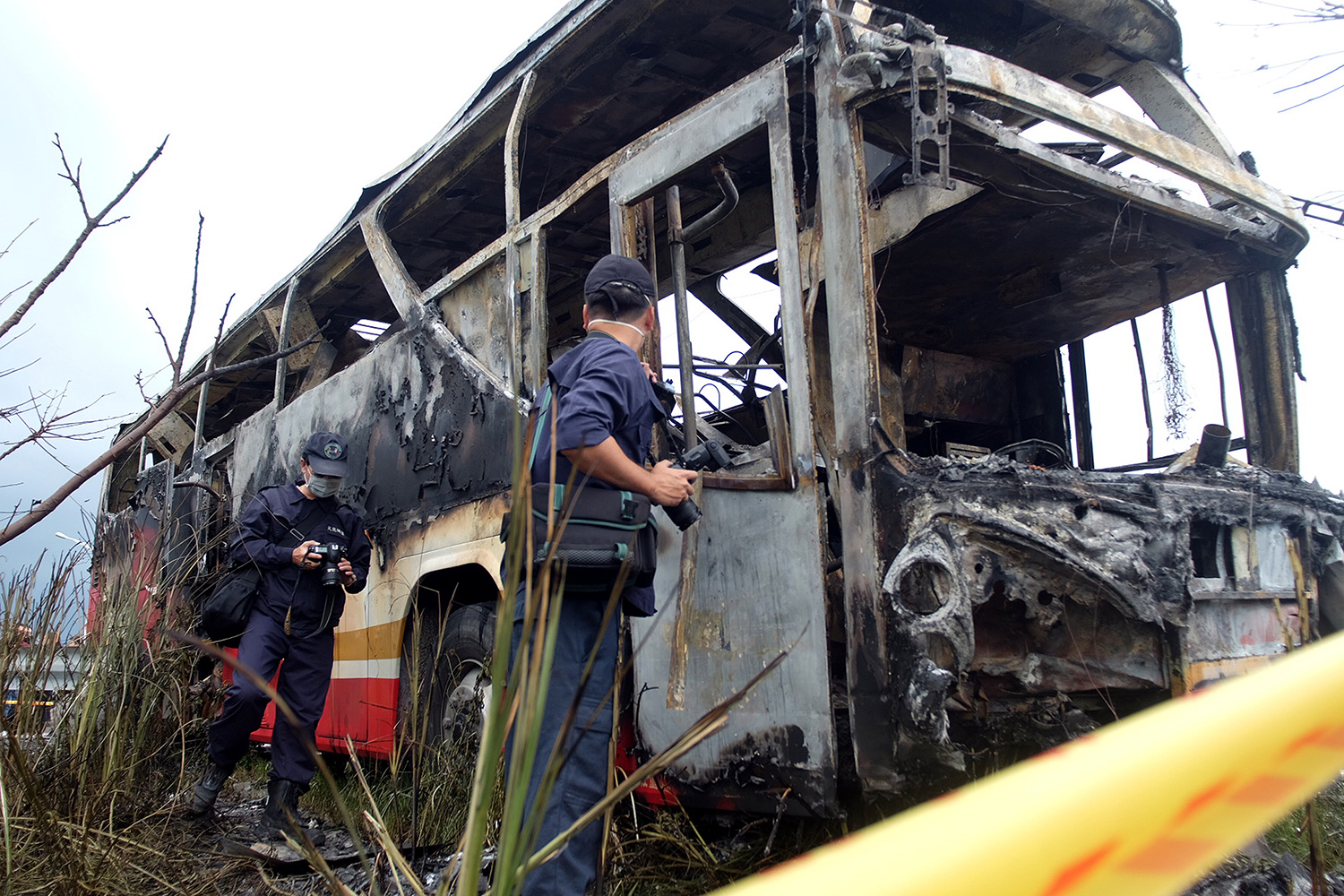 26 personas mueren calcinadas cuando un autobús turístico estalla en llamas