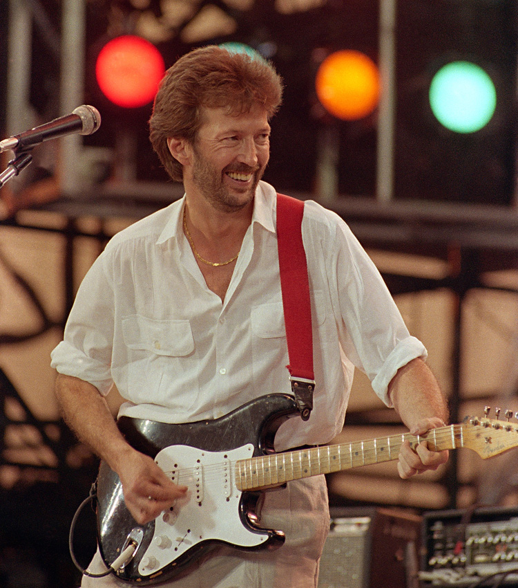 Clapton con su Fender Stratocaster en un concierto en 1985 (Foto George Widman / AP Photo)