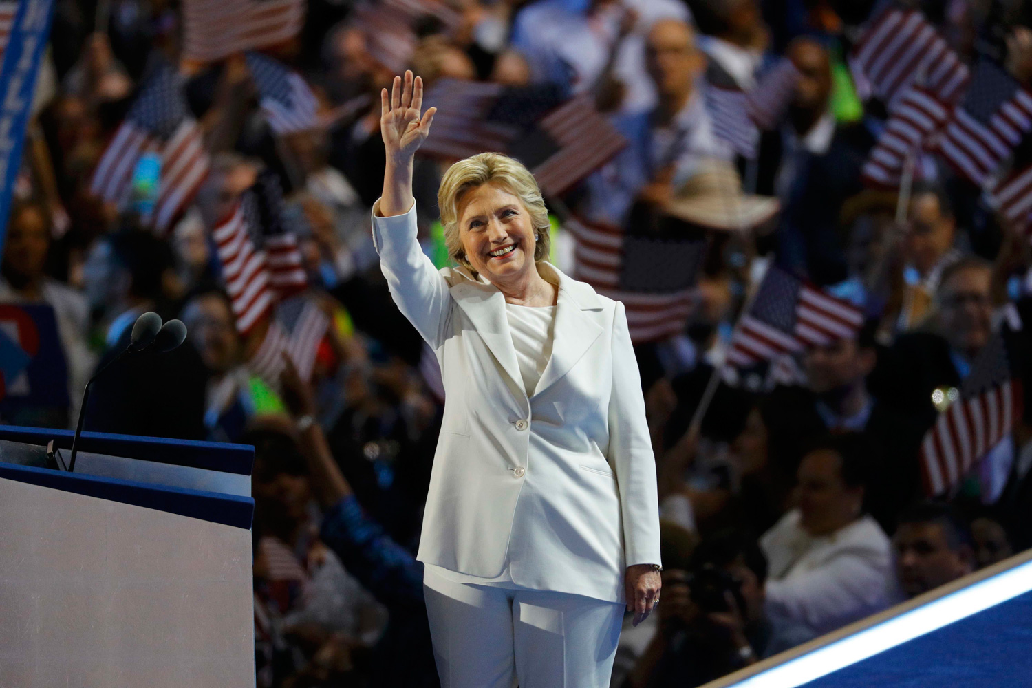 Hillary Clinton invita a los estadounidenses a escribir la historia juntos