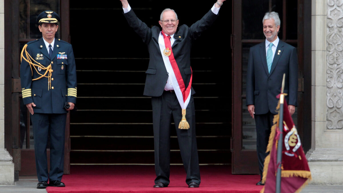 Kuczynski asume la Presidencia y promete hacer de Perú «un país serio»