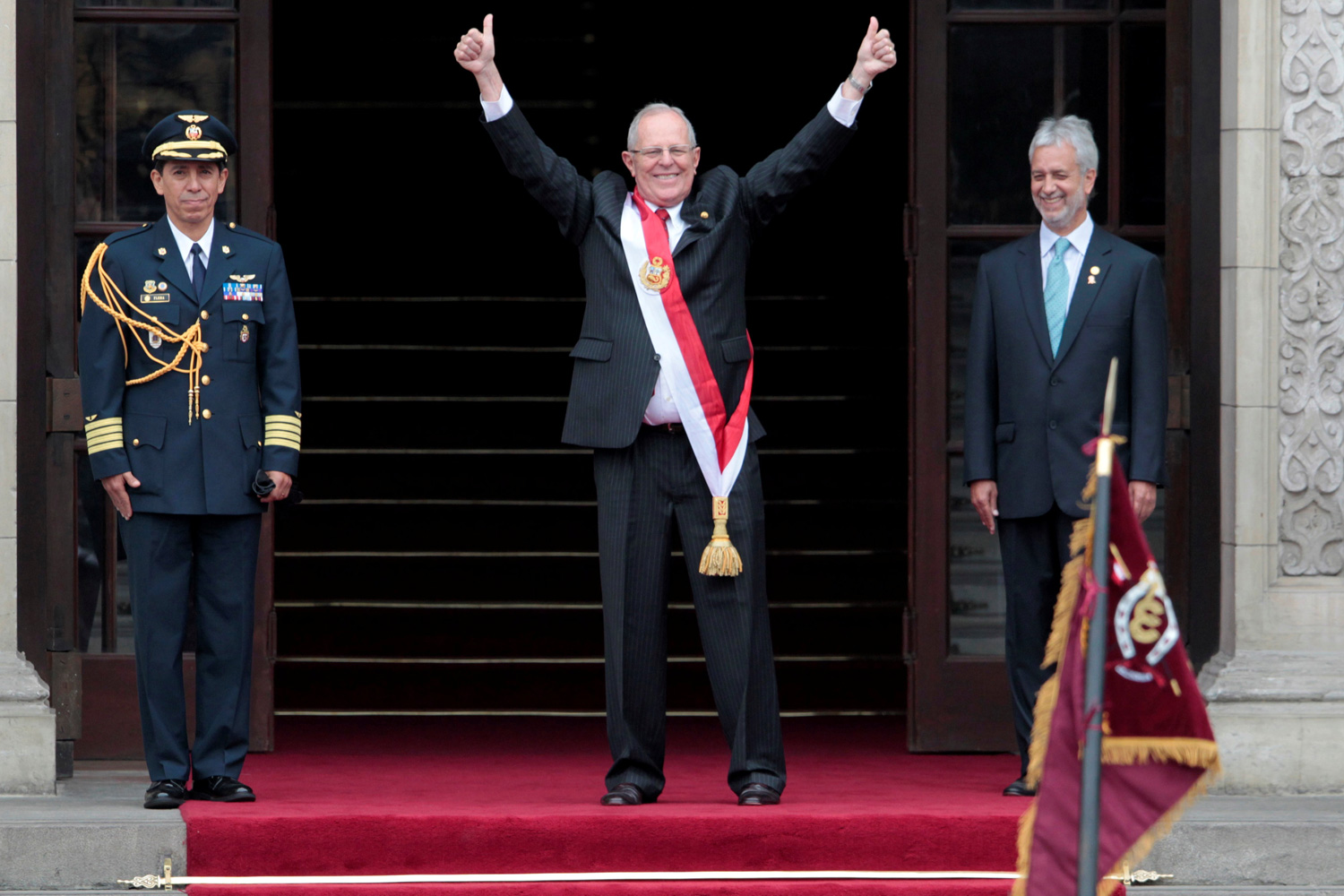 Kuczynski asume la Presidencia y promete hacer de Perú "un país serio"
