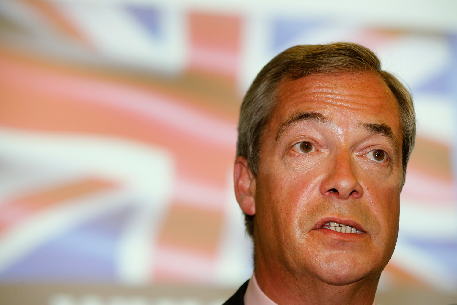 El ultranacionalista británico Nigel Farage critica las propuestas migratorias de Trump