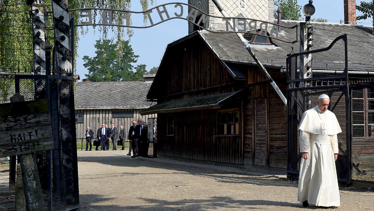El Papa recorre en silencio el campo de exterminio nazi de Auschwitz