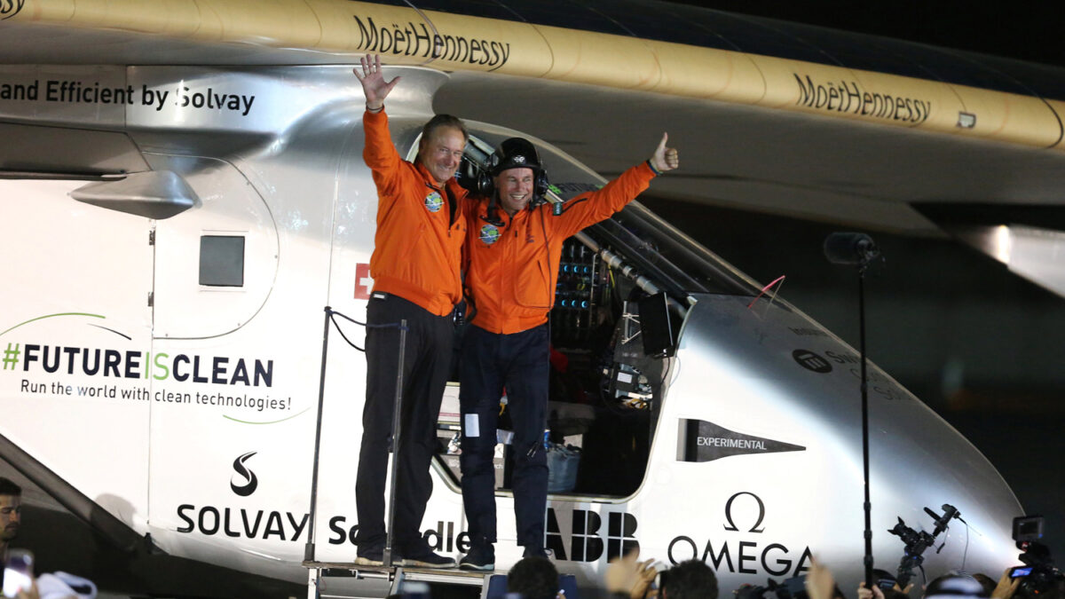 El avión Solar Impulse 2 completa con éxito su vuelta al mundo